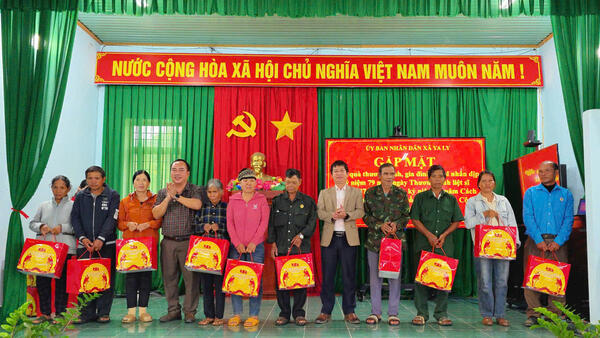Xã Ya Ly gặp mặt, tặng quà người có công và thân nhân liệt sĩ nhân dịp kỷ niệm 81 năm Cách mạng Tháng Tám và Quốc khánh 2/9